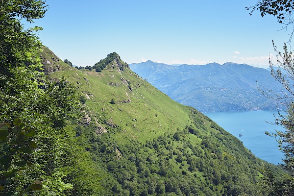Blick auf den Trail der Linea Cadorna über dem Lago Maggiore