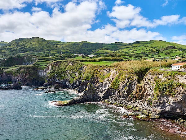 Miradouro sobre o Porto e Baía de Ponta Delgada (Flores)