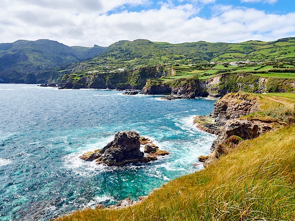 Miradouro sobre o Porto e Baía de Ponta Delgada (Flores)