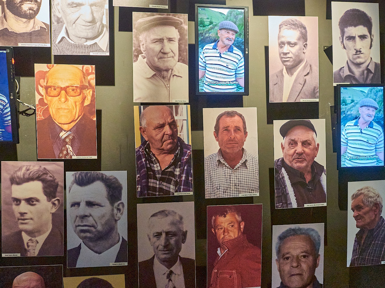 Portraits von Walfängern im Museu da Fábrica da Baleia do Boqueirão auf Flores (Azoren)