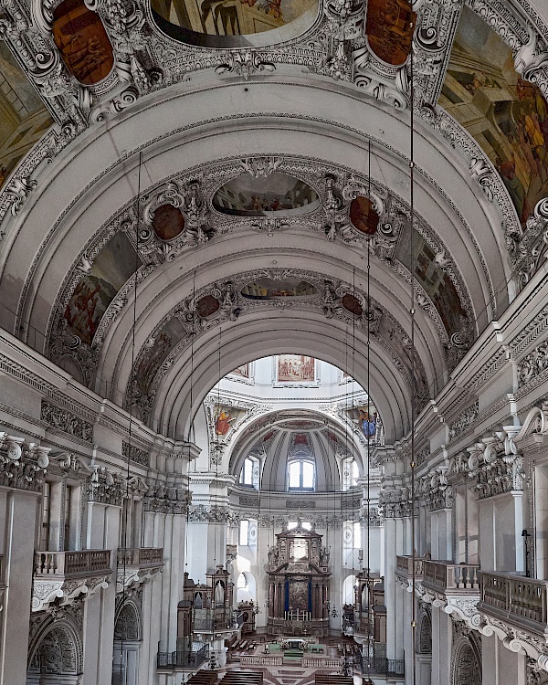 Blick in den Salzburger Dom (Österreich)