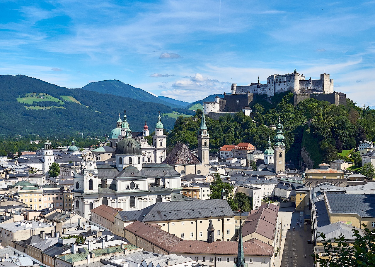 Blick vom Mönchsberg auf die Hohensalzburg in Salzburg