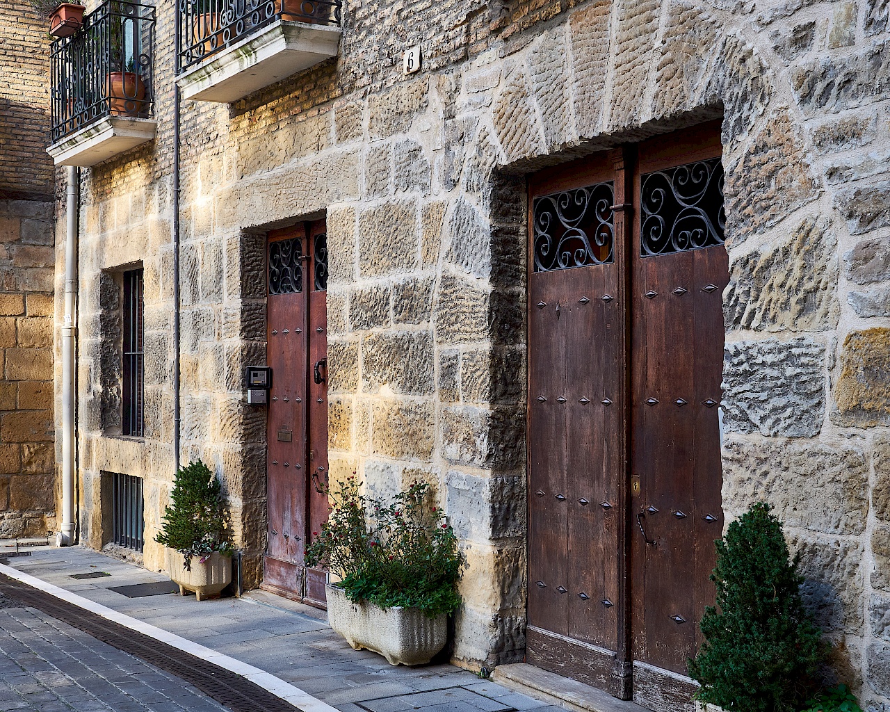 Türen in der Altstadt von Pamplona (Navarra / Spanien)