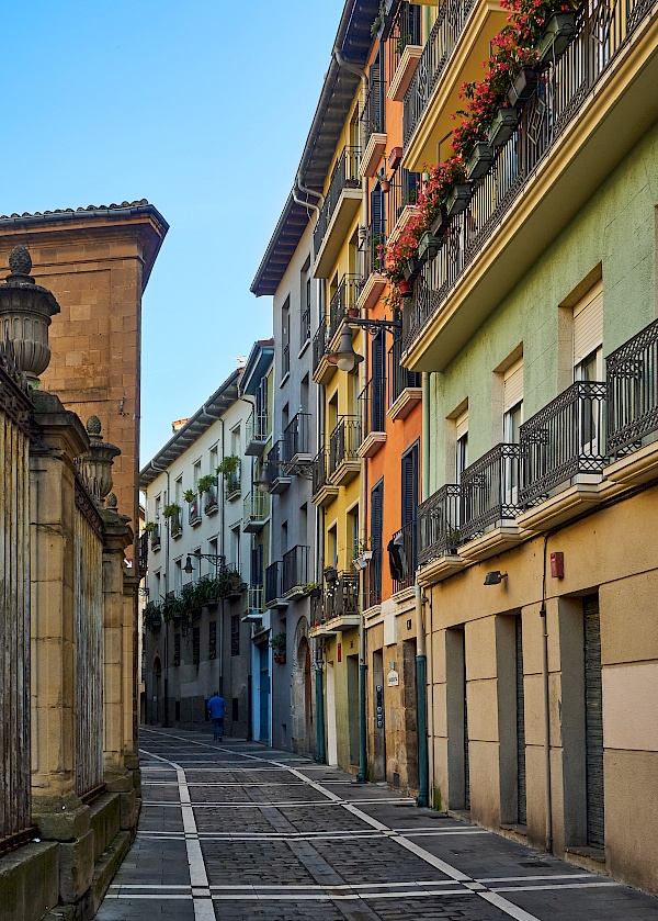 Bunte Fassaden in der Altstadt von Pamplona (Navarra / Spanien)