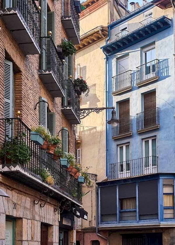 Bunte Fassaden in der Altstadt von Pamplona (Navarra / Spanien)