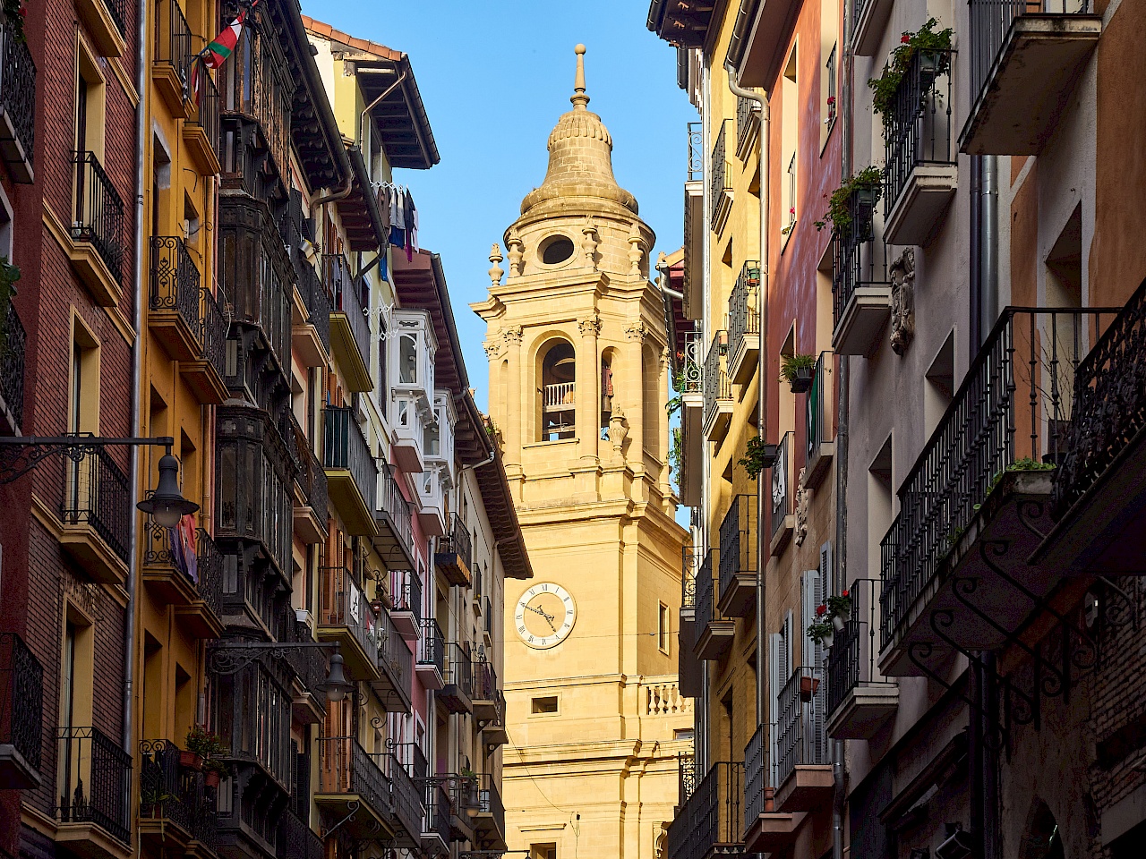 Bunte Fassaden in der Altstadt von Pamplona (Navarra / Spanien)