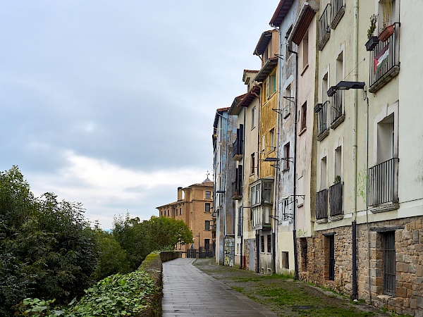 Spazierweg entlang der Paseo de Ronda in Pamplona