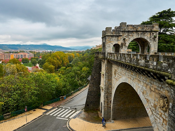 Spazierweg entlang der Paseo de Ronda in Pamplona