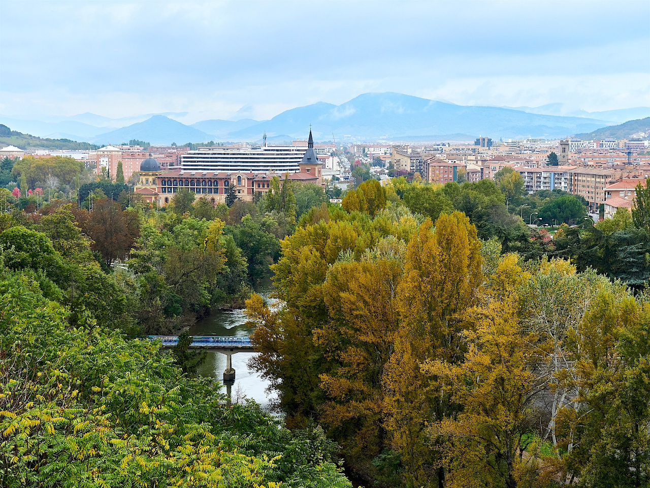 Aussicht von der Stadtmauer in Pamplona