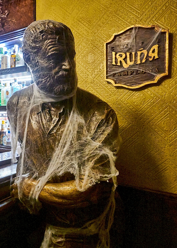 Ernest Hemingway im Café in Iruña in Pamplona (Navarra / Spanien)