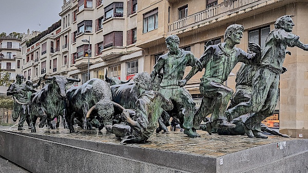 Statue Monumento al Encierro in Pamplona