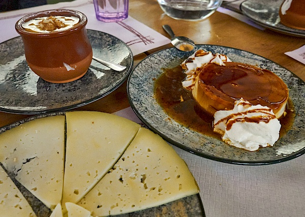 Käse, Cuajada und Flan in der Bar Mallén in Arguedas