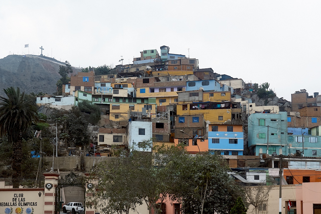Bunte Häuser in den Vierteln um den Cerro San Cristobal