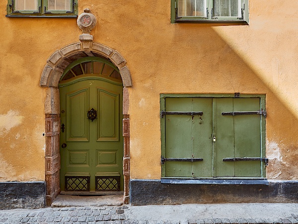 Die schönen Außenfassaden in der Altstadt Stockholms