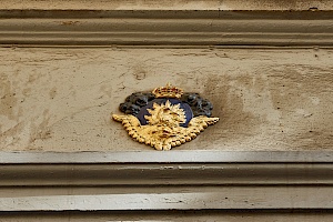 Der Phönix über vielen Haustüren in der Altstadt