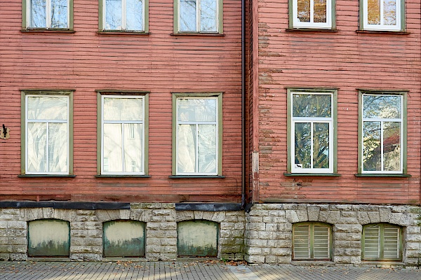 Rote Fassade eines Holzhauses in Tallinn