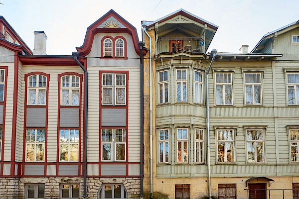 Farbige Holzhäuser in Tallinn