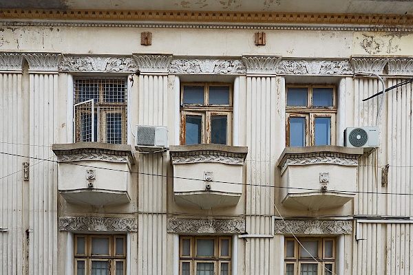 Fassade eines alten Gebäudes in Bukarest (Rumänien)