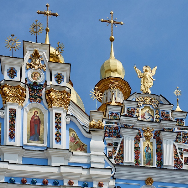 Die Kuppeln der Michaelskathedrale in Kiew (Ukraine)