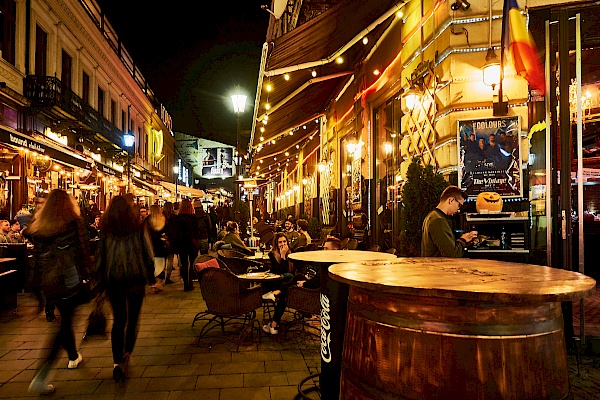 Die Altstadt in Bukarest voller Bars