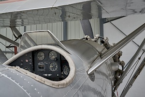 Blick in ein historisches Cockpit