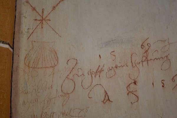 Die Rötelzeichnung eines Pilgers in der St.-Vigil-Kirche
