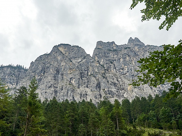 Die Reintalangerhütte umgeben von Bergen