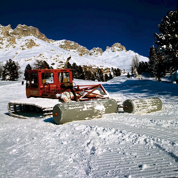 historische Aufnahme eines Pistenbullis im Skigebiet Obereggen Latemar