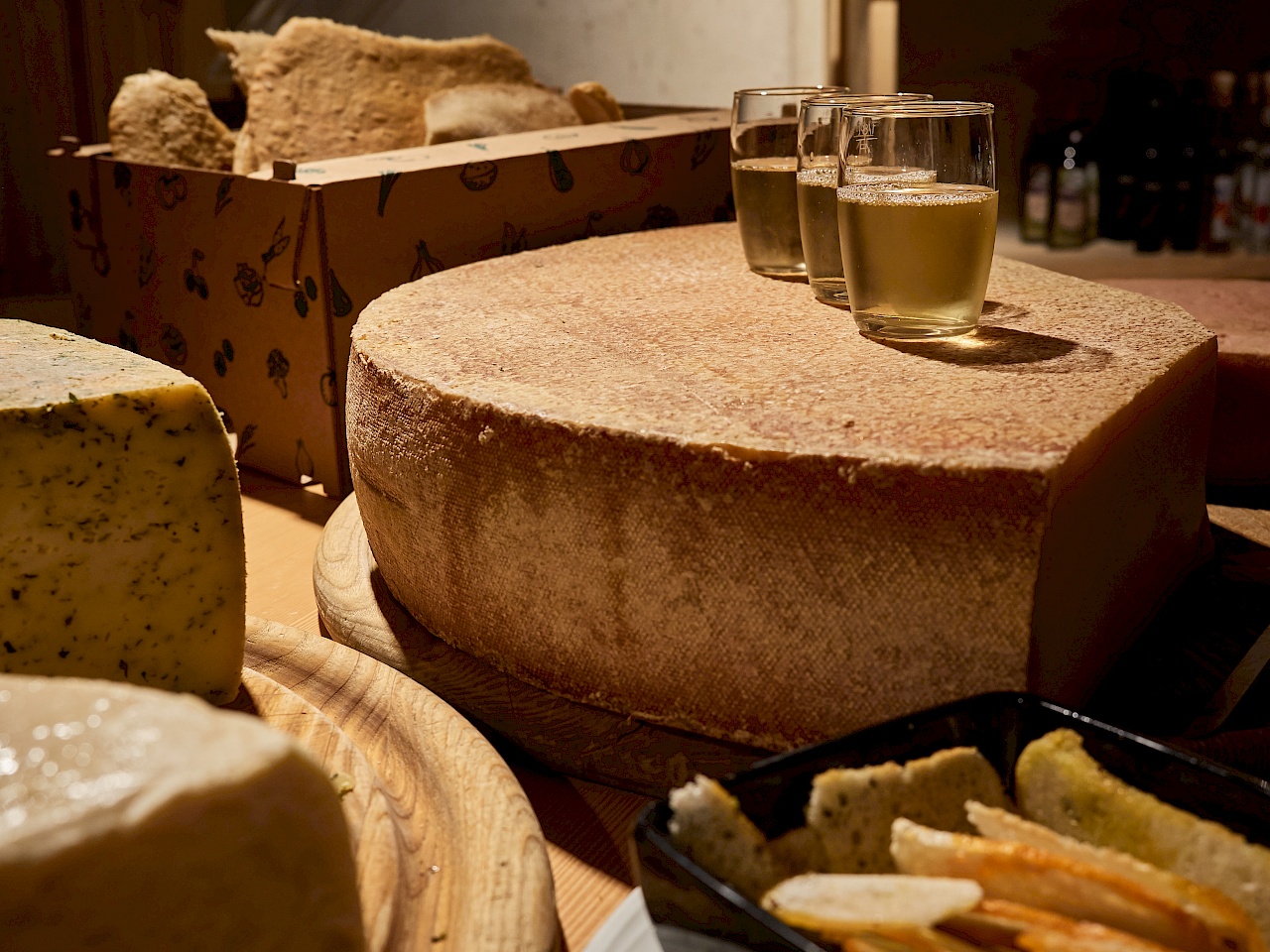 Genuss im Ötztal - lokaler Käse und Südtiroler Wein
