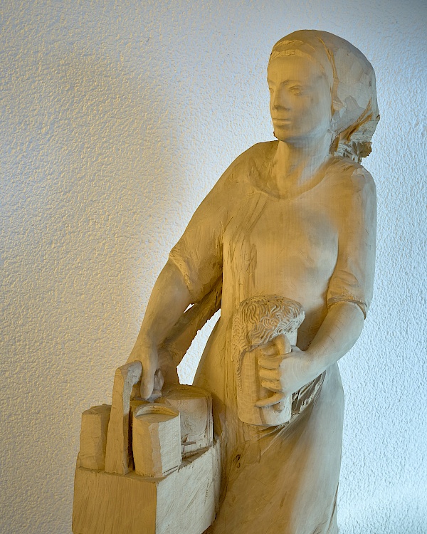 Bierfrau im Europäischen Flakonglasmuseum in Kleintettau