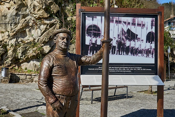 Die Statue eines baskischen Fischers in Pasaia de San Pedro