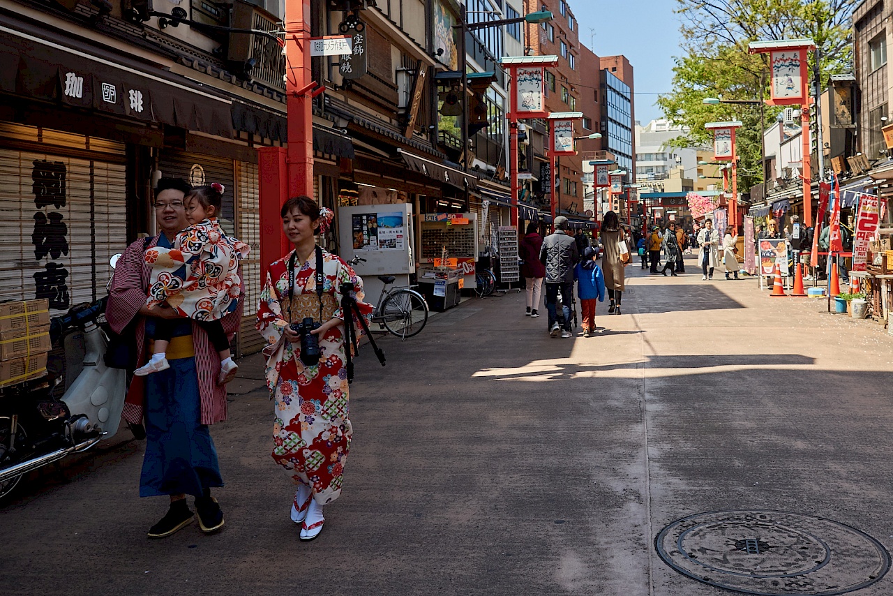 Traditonell gekleidete Japaner/innen in Asakusa