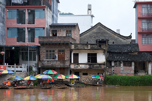 Traditionelle Häuser neben der Yulong Bridge