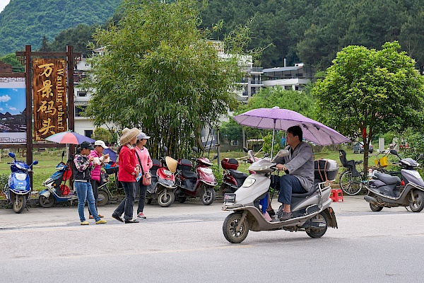 Elektroscooter mit Sonnenschutz in Yangshuo