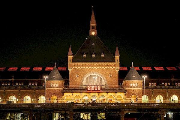 Hauptbahnhof mit Zeitanzeige in Kopenhagen