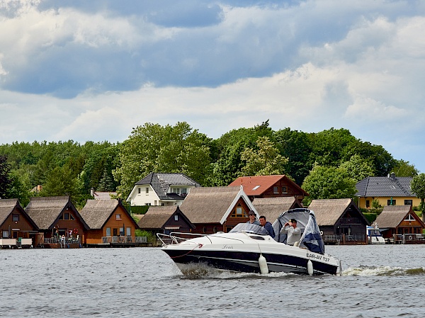 Mit dem Motorboot auf der Mecklenburgischen Seenplatte unterwegs