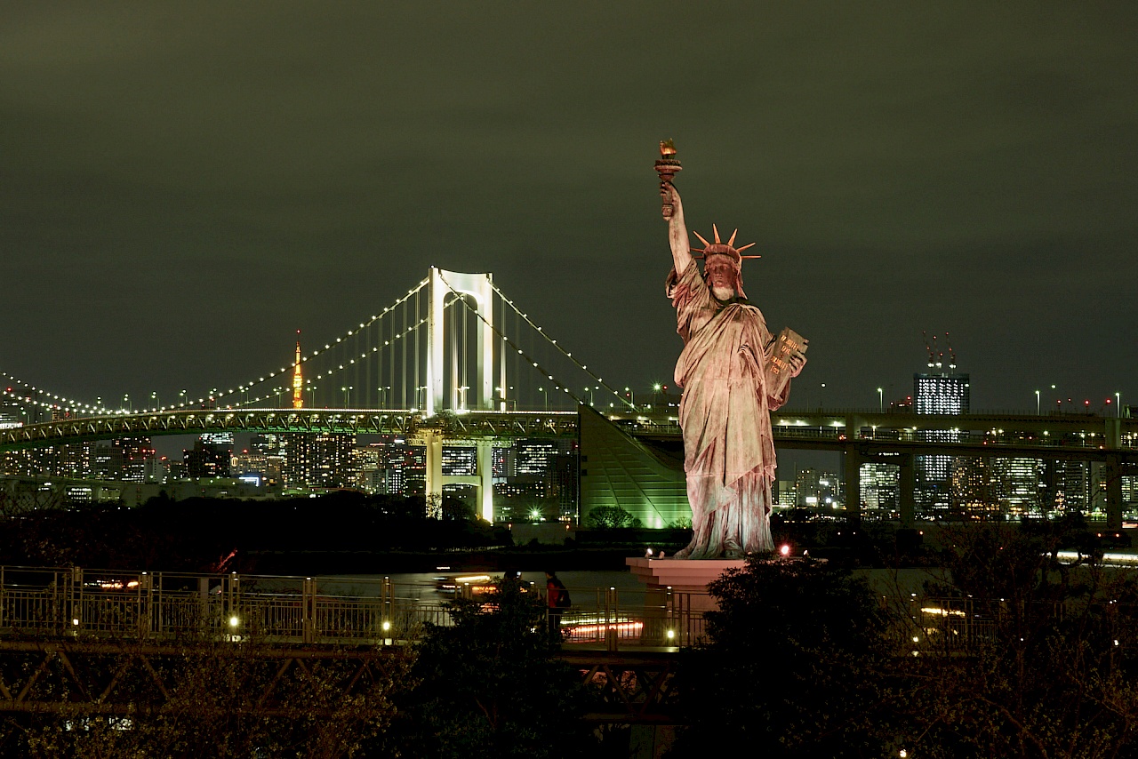 Blick auf die Regenbogenbrücke und die Freiheitsstatue in Tokyo