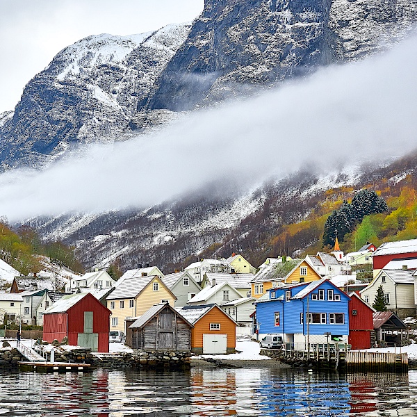 Blick auf die bunten Häuser von Undredal (Norwegen)