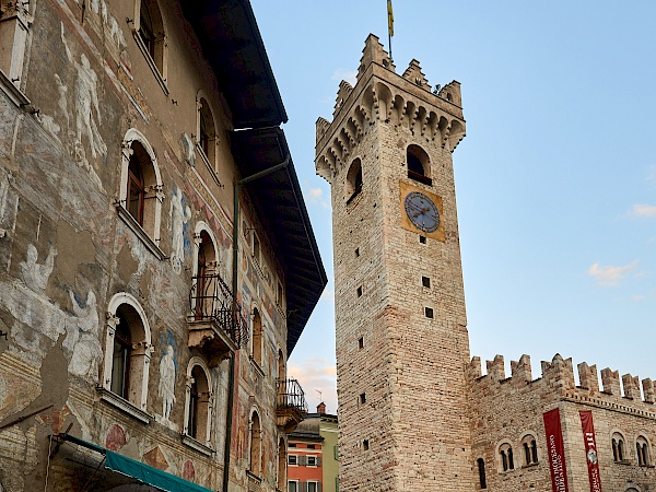 Der Stadtturm Torre civica in Trient