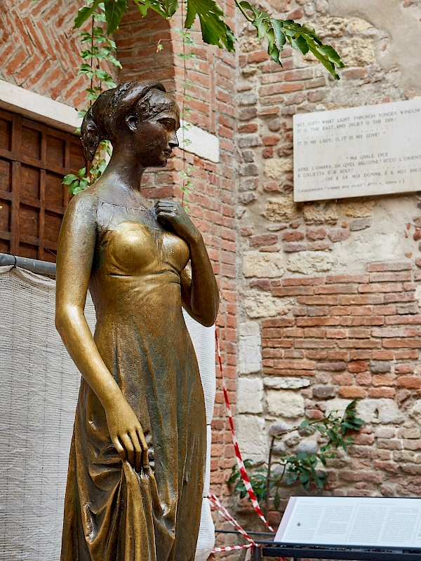 Eine Statue der Julia in Verona