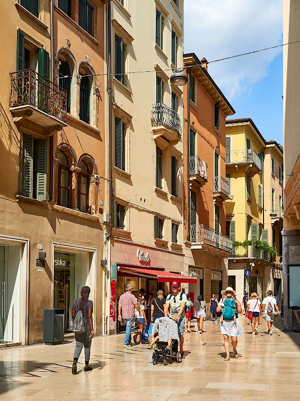 Shopping in der Via Mazzini in Verona