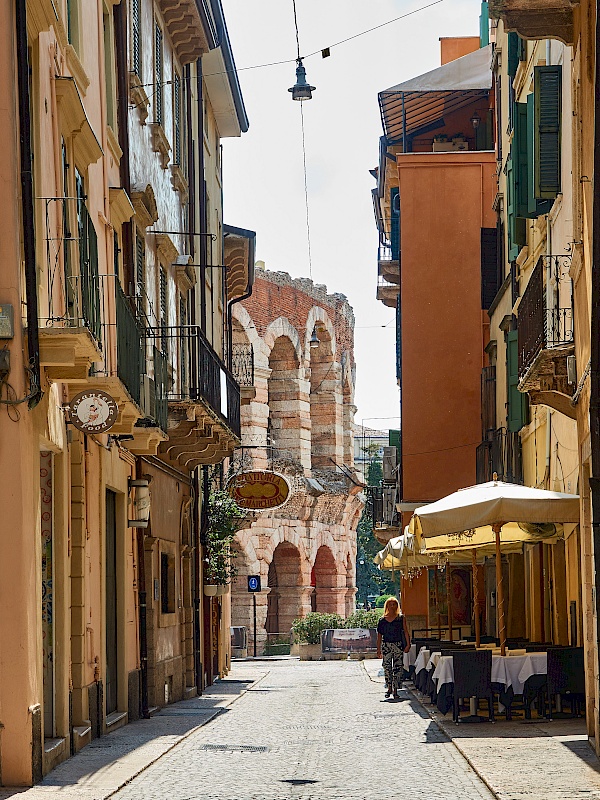 Die Via Mazzini in Verona mit Blick auf die Arena in Verona