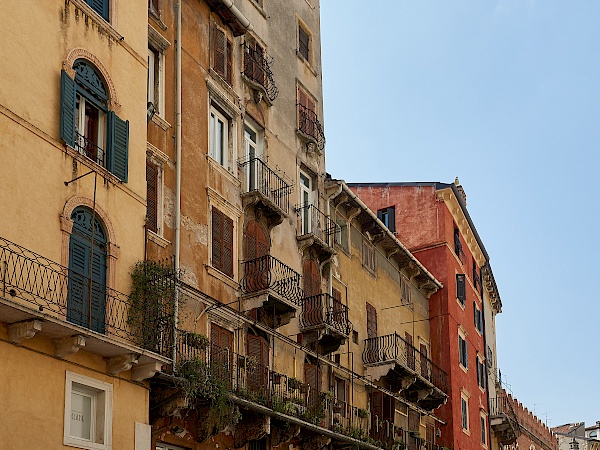 Farbige Fassaden der Piazza delle Erbe in Verona