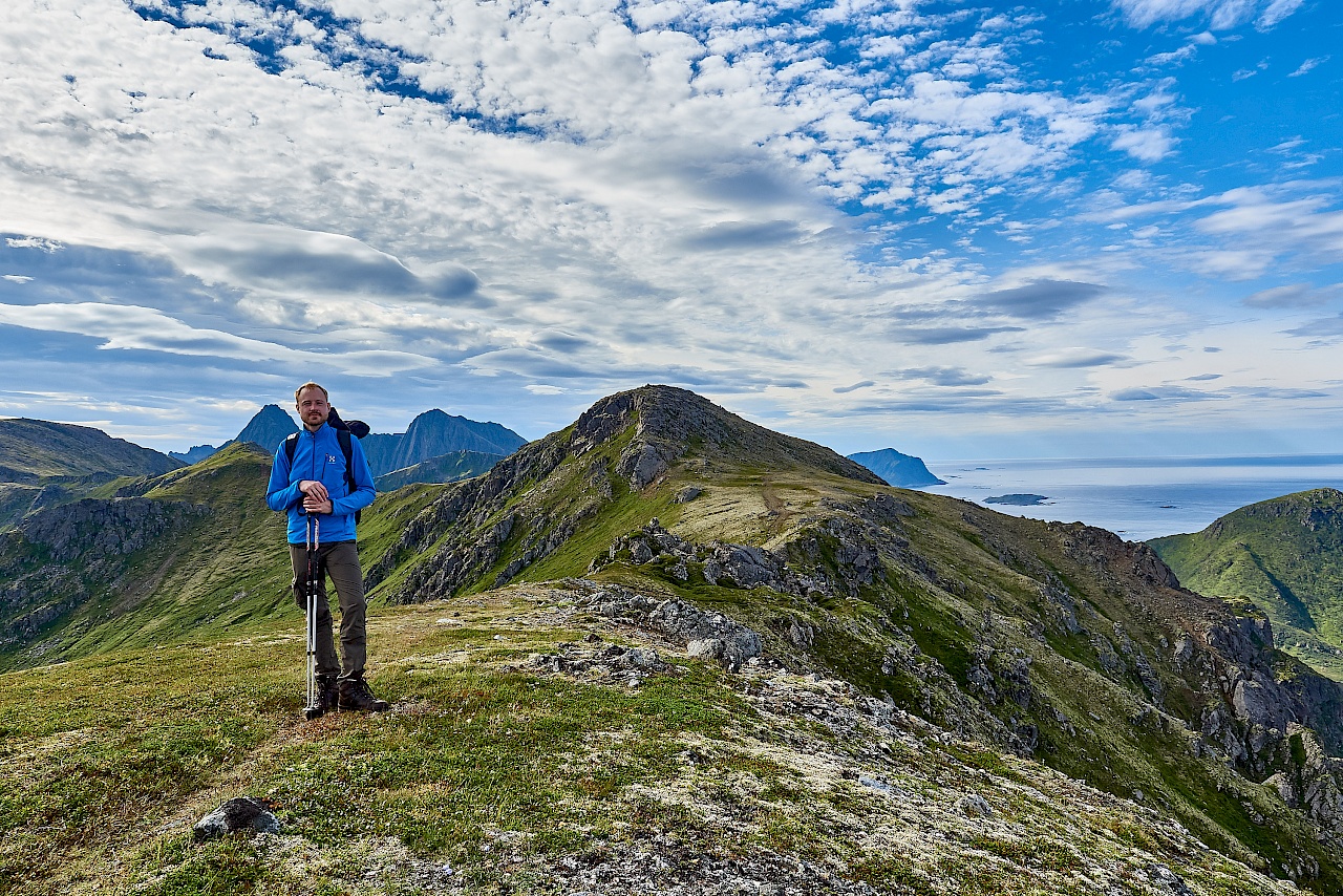 Wanderung auf dem Bergkamm auf der Dronningruta in Norwegen