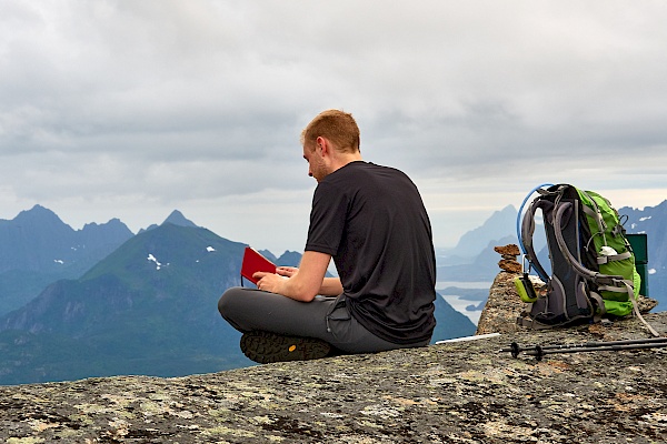 Aussicht und im Gipfelbuch stöbern - auf dem Snøtinden auf den Lofoten