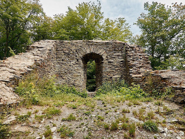Die Ruine Hellkirch auf der Traumschleife Hahnenbachtaltour