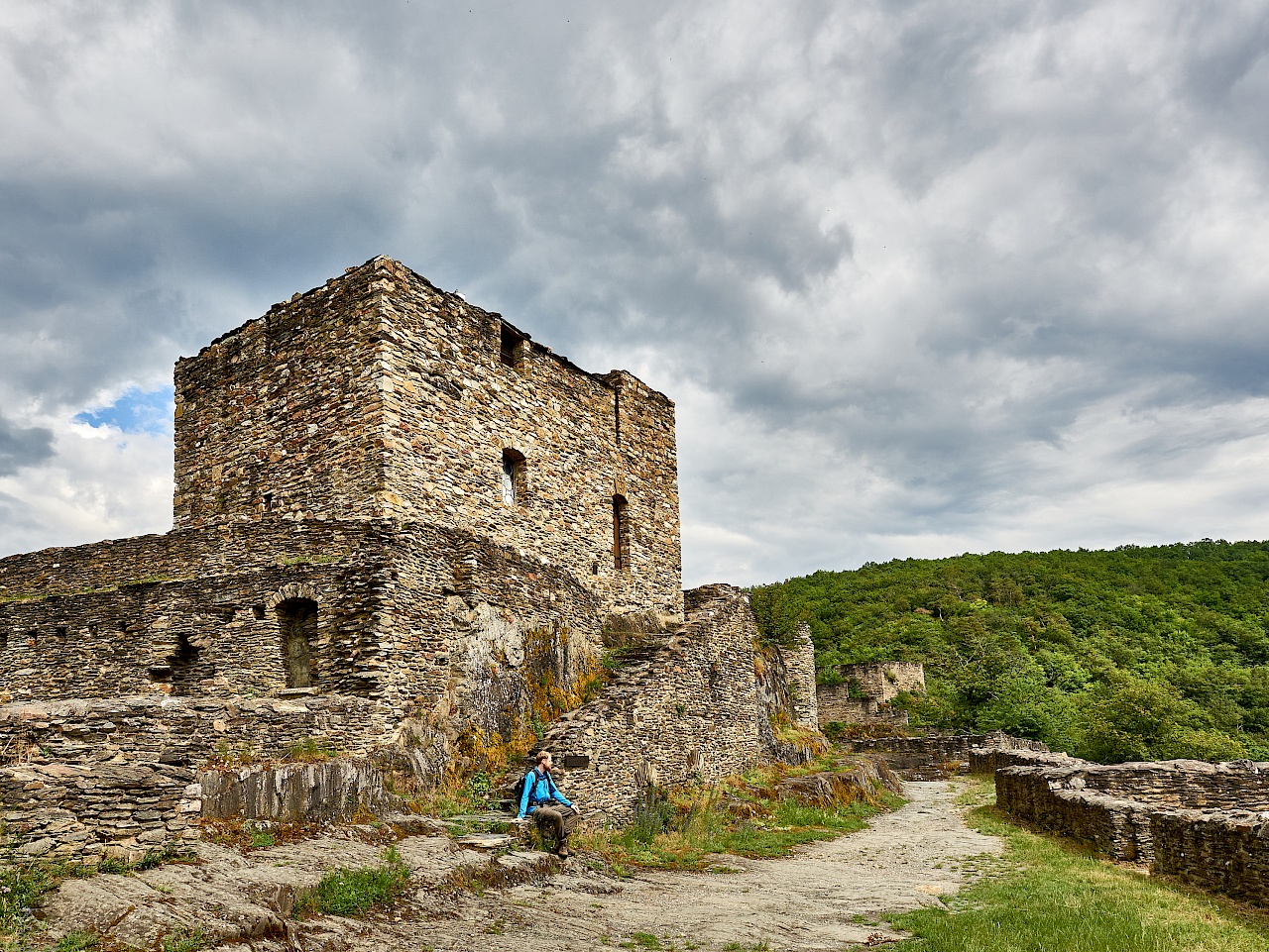 Die imposante Ruine Schmidtburg auf der Wanderung Hahnenbachtaltour
