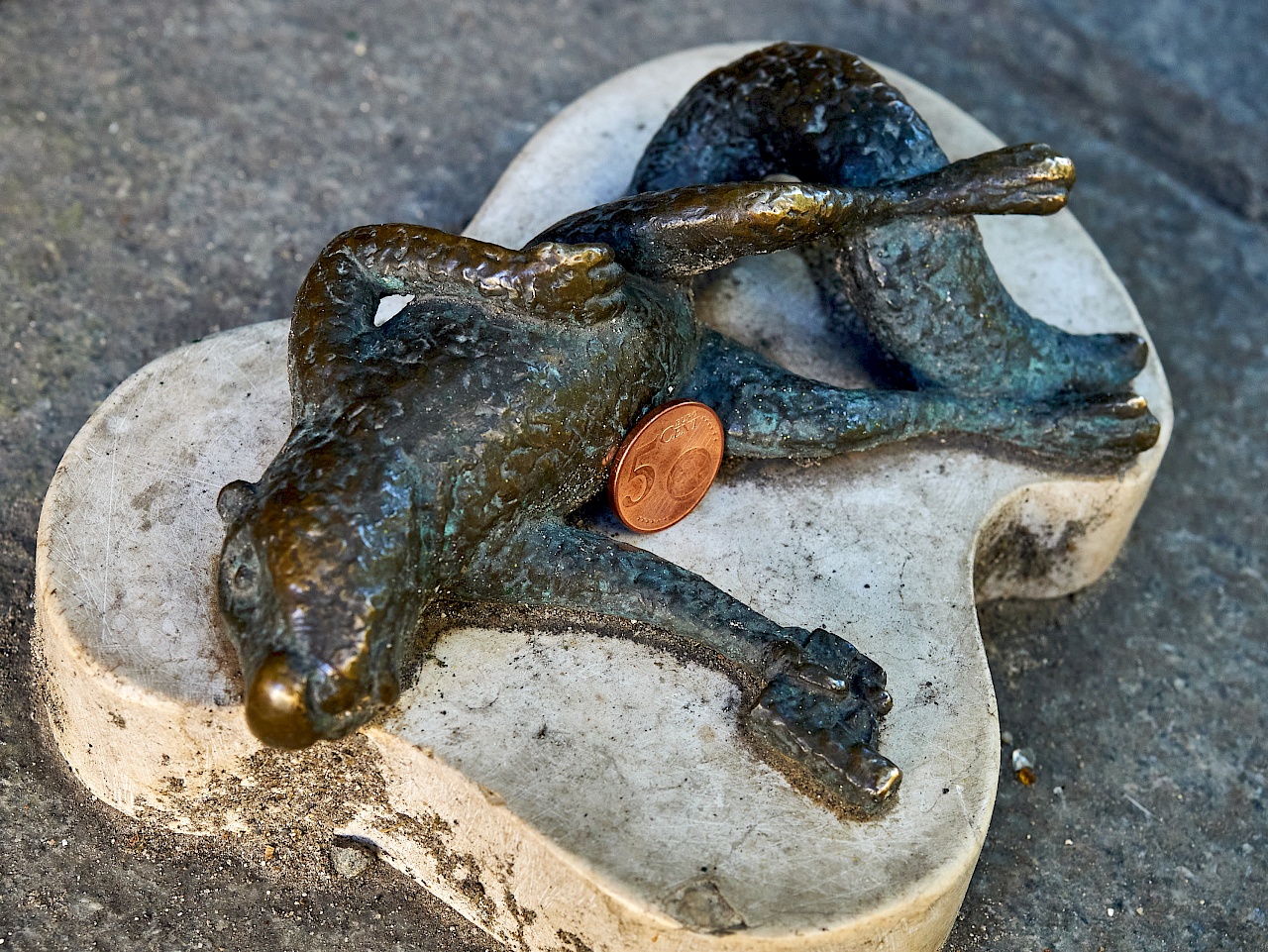 Mini-Skulptur vom toten Eichhörnchen in Budapest