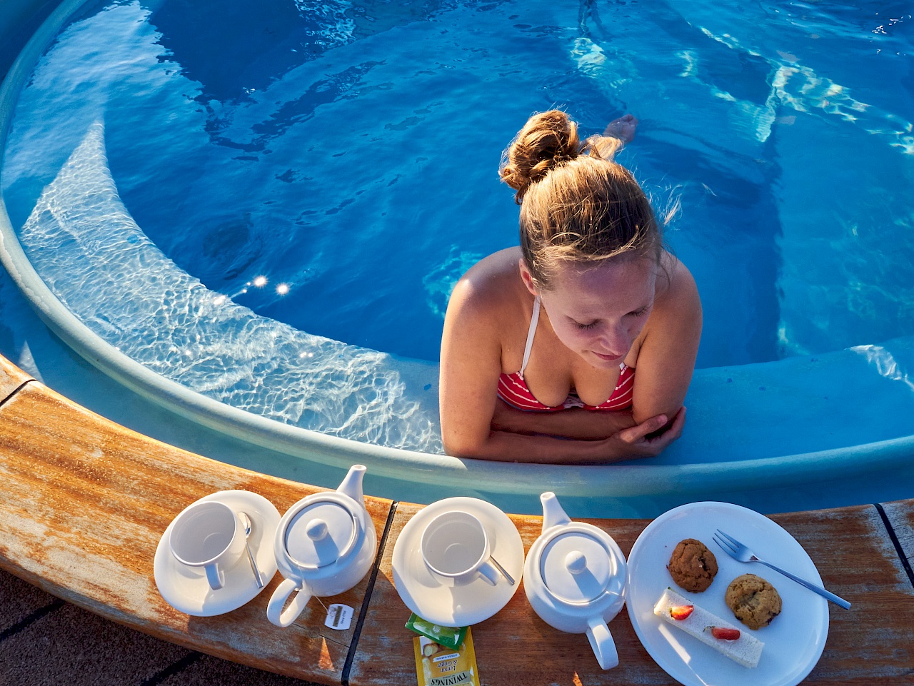 Teezeit und Pool auf der VIVA Moments - Donau-Flusskreuzfahrt mit VIVA Cruises