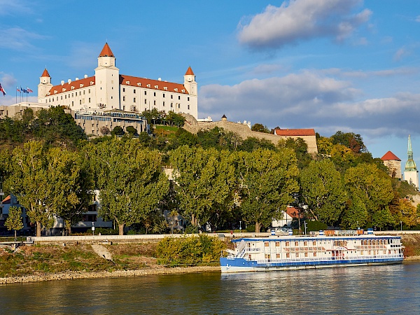 Blick auf die Burg von Bratislava - Donau-Flusskreuzfahrt mit VIVA Cruises